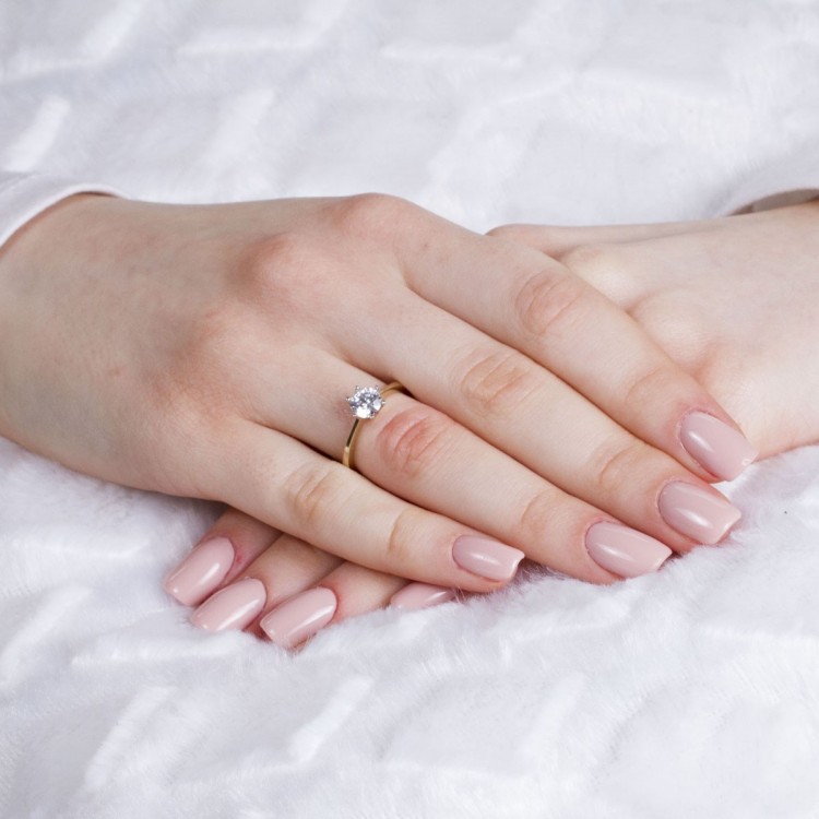 Złoty pierścionek z cyrkonią