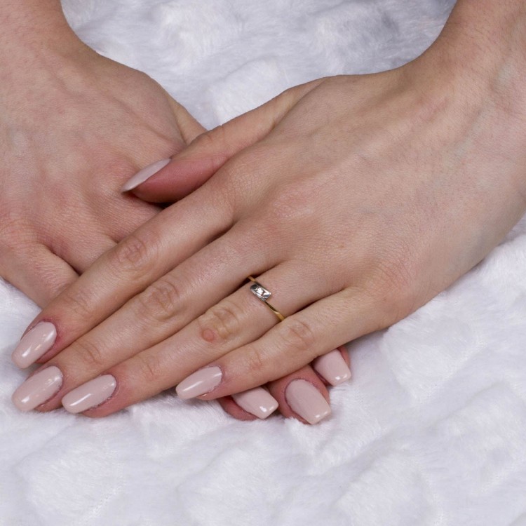 Złoty pierścionek z cyrkonią