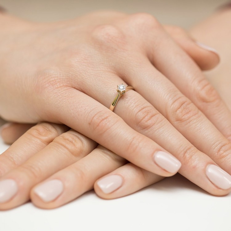 Pierścionek z diamentem