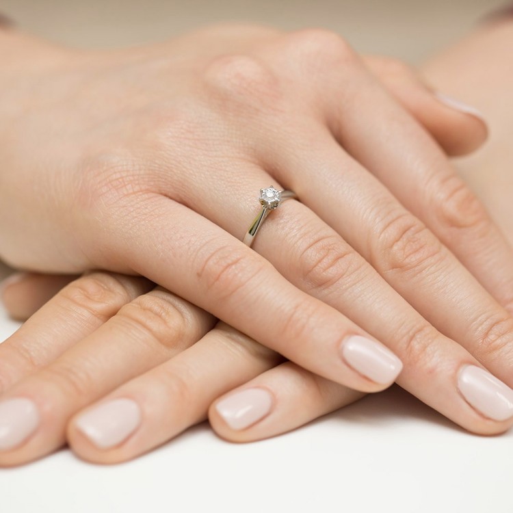 Pierścionek z diamentem