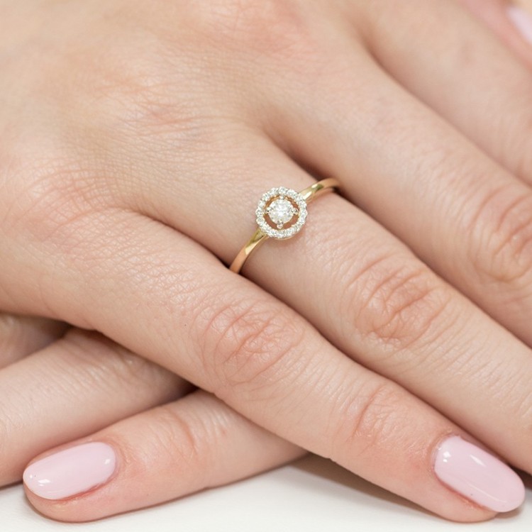 Pierścionek z diamentem