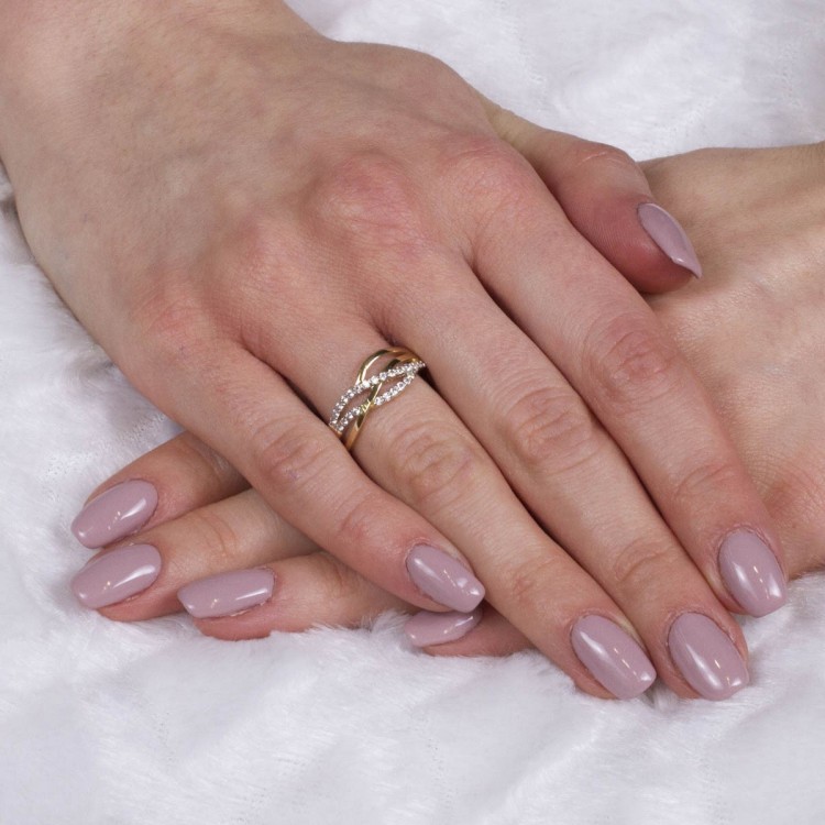 Złoty pierścionek z cyrkoniami