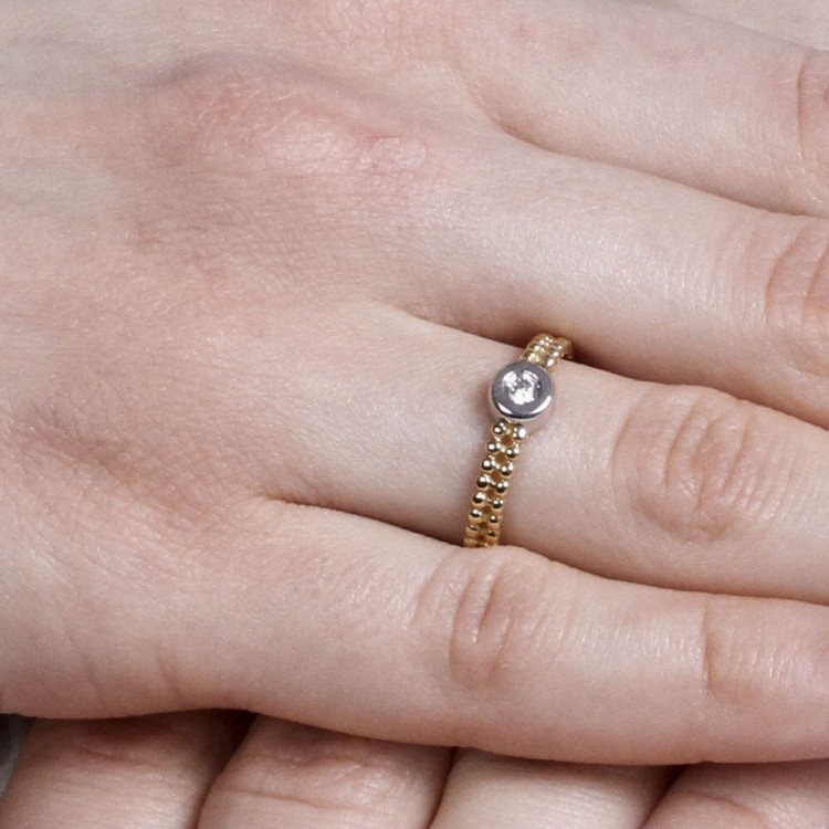 Złoty pierścionek z cyrkonią