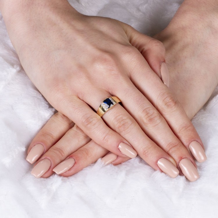 Pierścionek ze złota z niebieską i białymi cyrkoniami