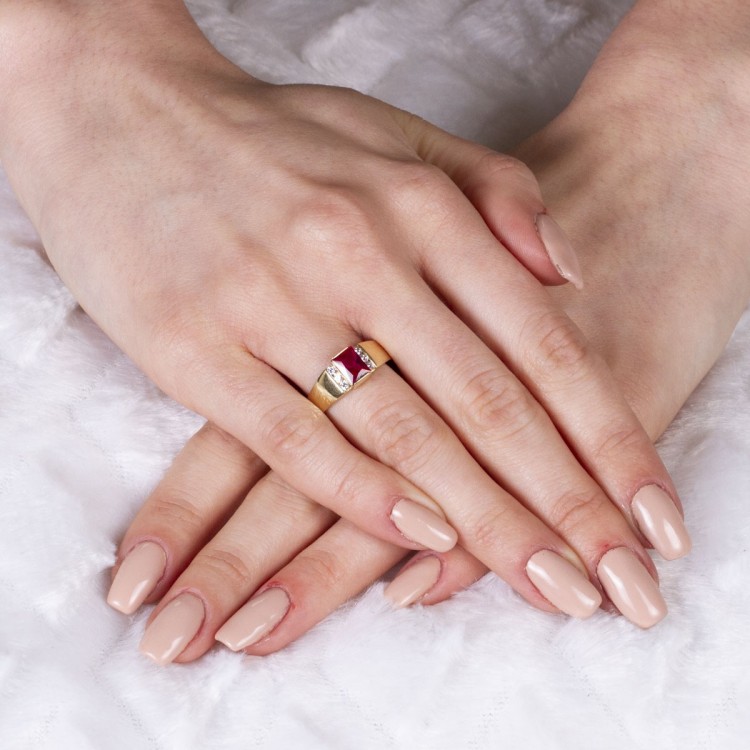 Pierścionek ze złota z rubinową cyrkonią