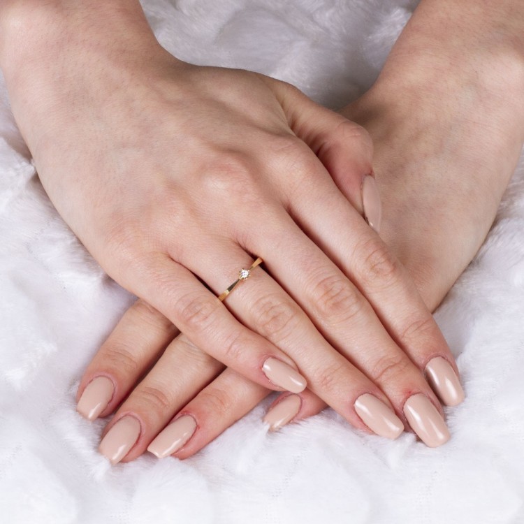 Pierścionek ze złota z cyrkonią