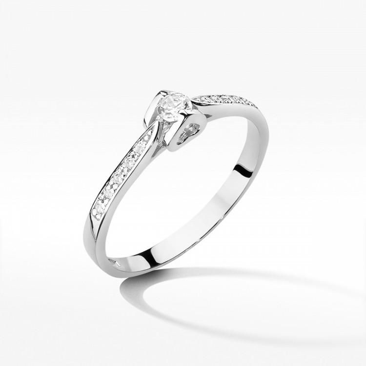 Pierścionek z żółtego złota z diamentami