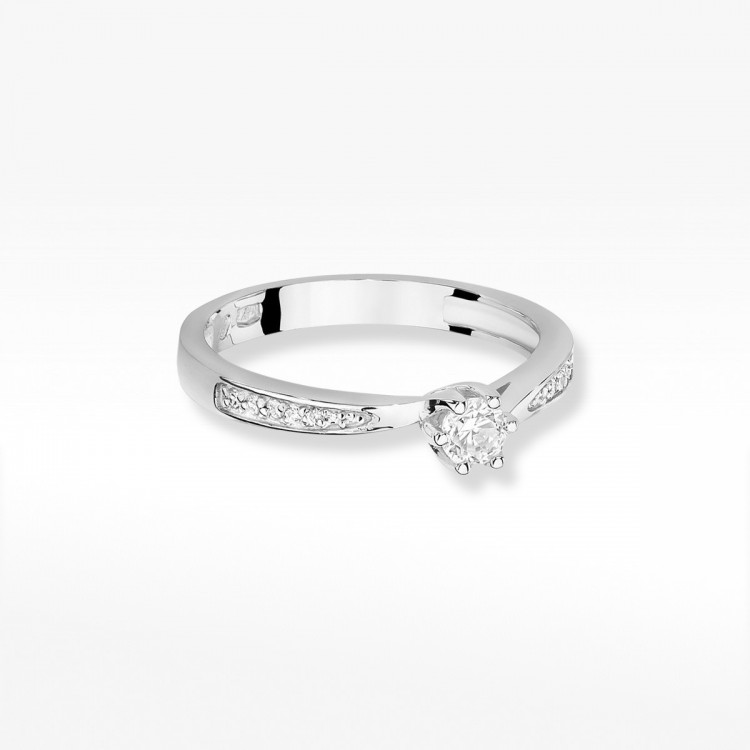 Pierścionek z białego złota z diamentami