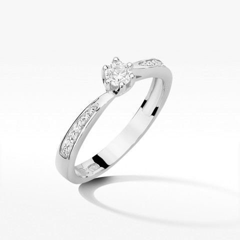 Pierścionek z białego złota z diamentami