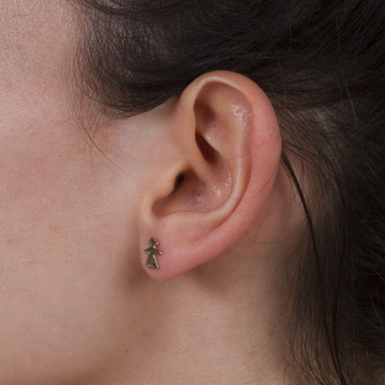 złote kolczyki w kształcie dziewczynki