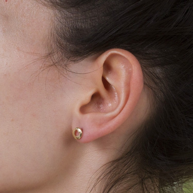 Złote kolczyki w kształcie koła z serduszkiem