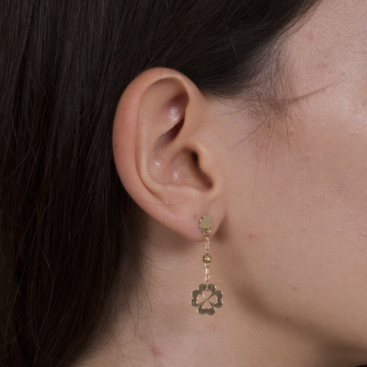 Wiszące złote kolczyki koniczyna na sztyfcie