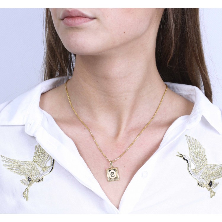 Złota zawieszka literka C