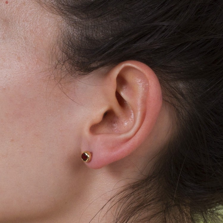 Klasyczne kolczyki ze złota z czerwoną cyrkonią