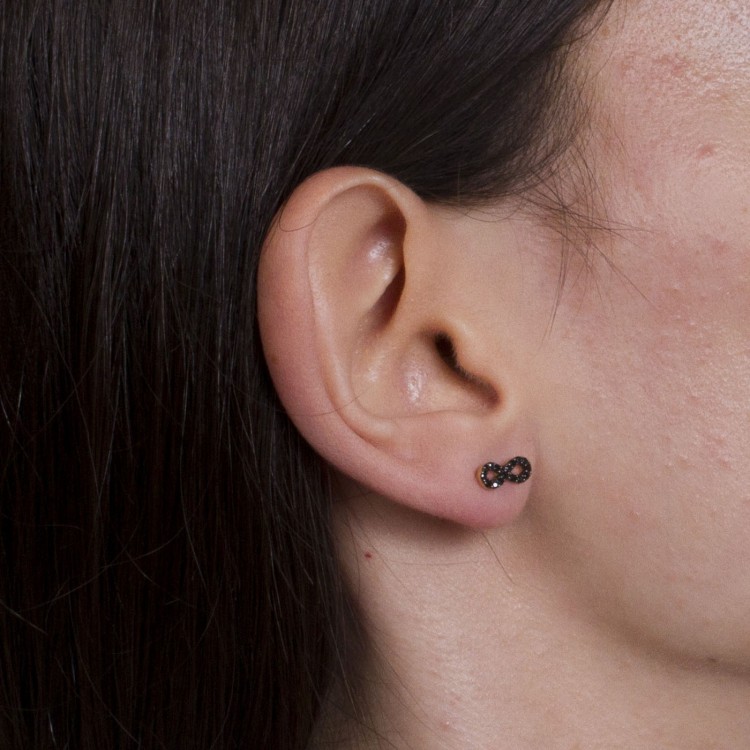 złote kolczyki z nieskończonością i czarnymi kamieniami