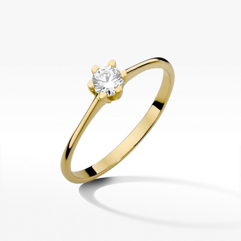 Złoty pierścionek z diamentem
