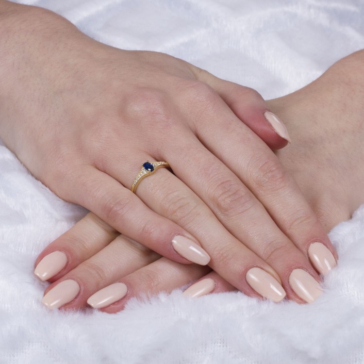 Pierścionek ze złota z niebieską cyrkonią