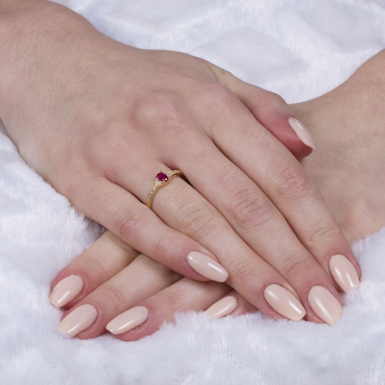 Pierścionek ze złota z różową cyrkonią