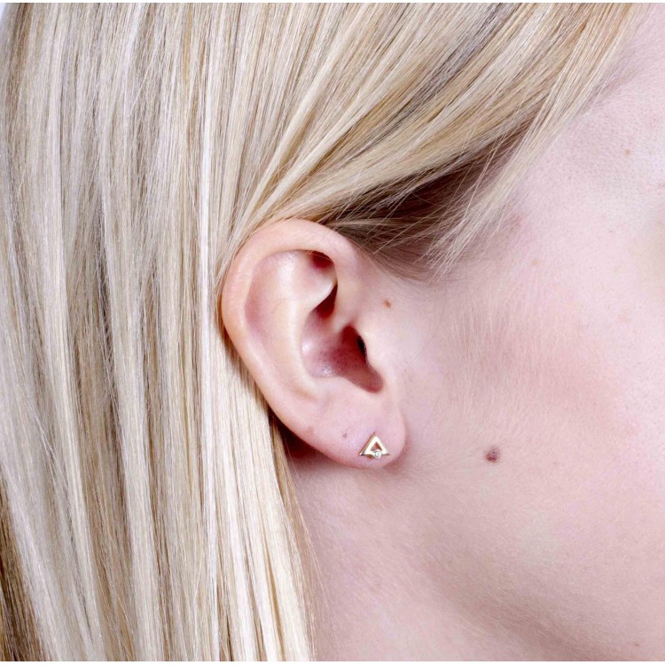 złote kolczyki w kształcie trójkąta z cyrkonią