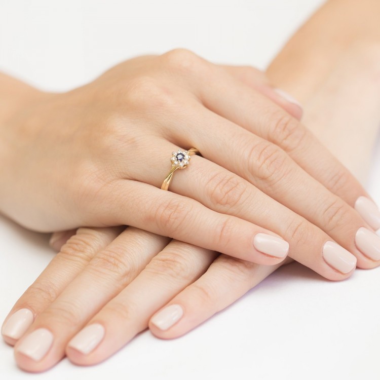 Pierścionek z różowego złota z szafirem