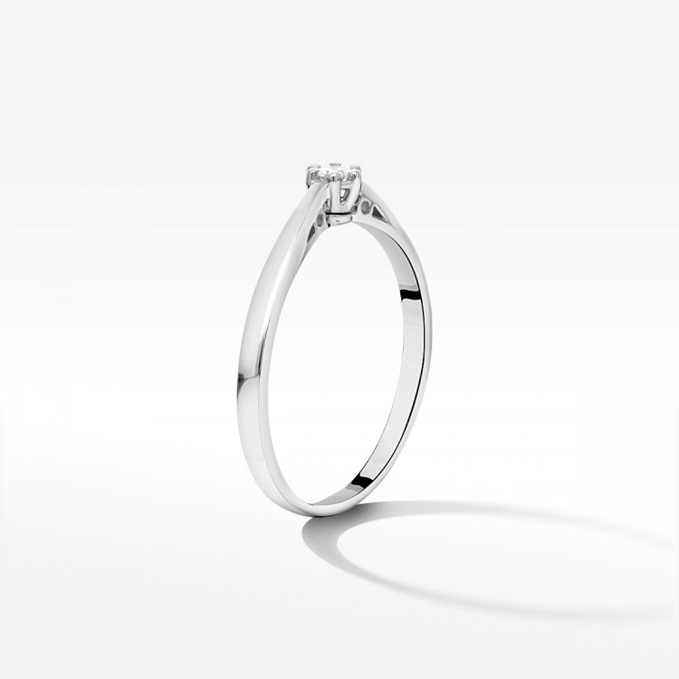 Pierścionek z białego złota