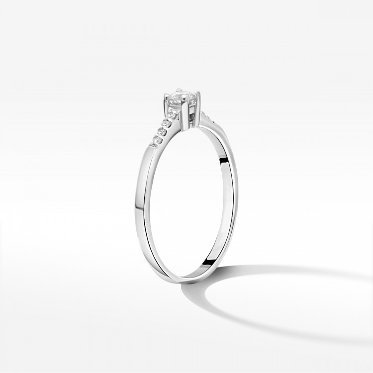 Złoty pierścionek z diamentami