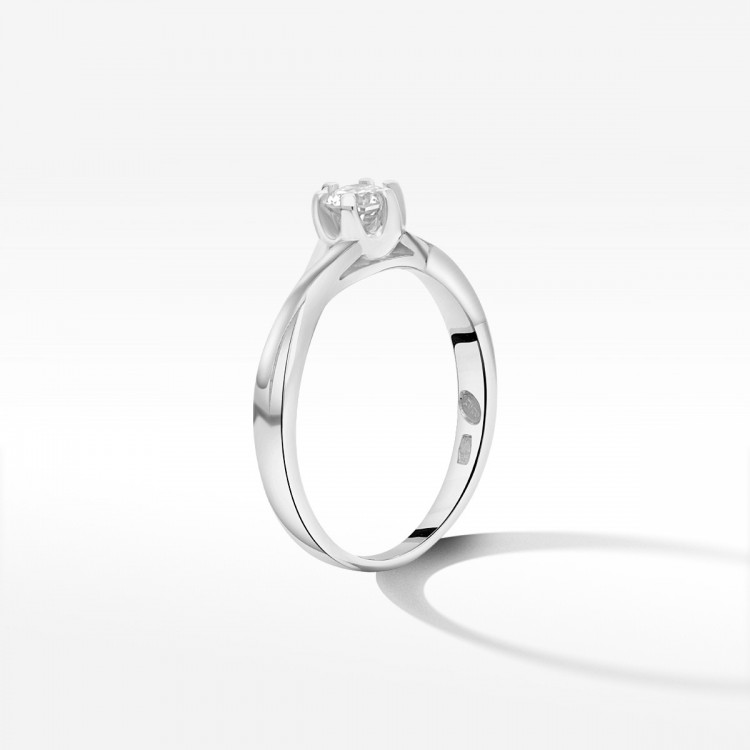 Złoty pierścionek z diamentami