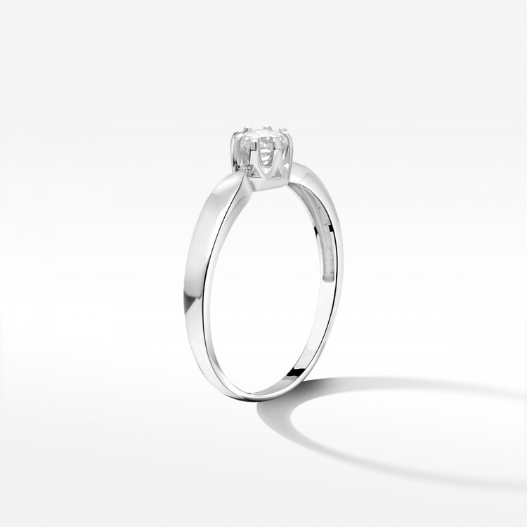 Pierścionek zaręczynowy z diamentem