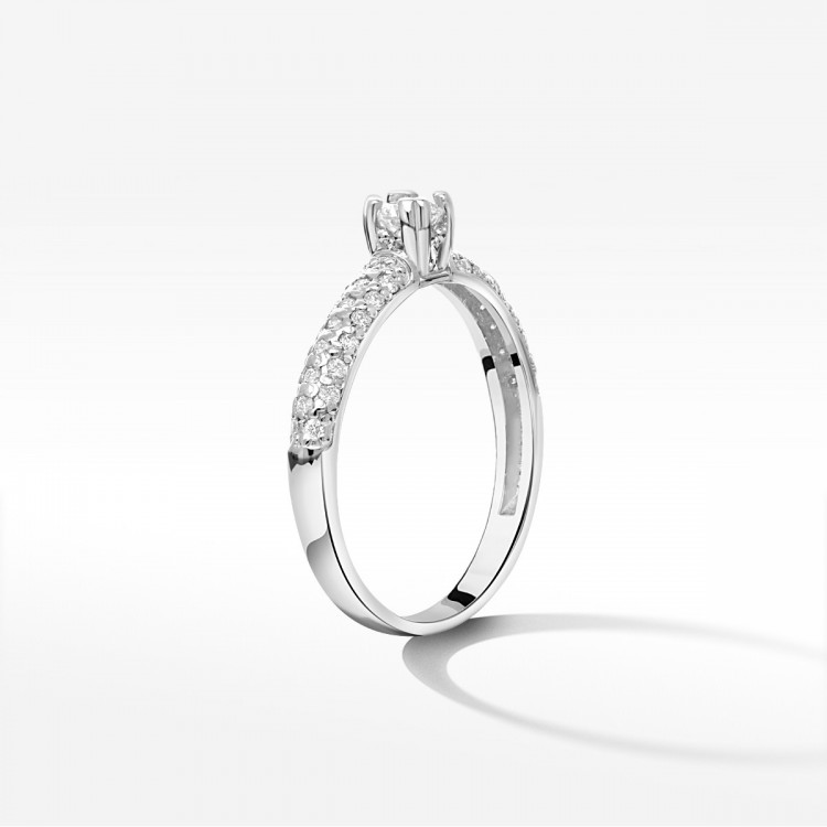 Pierścionek zaręczynowy z diamentami