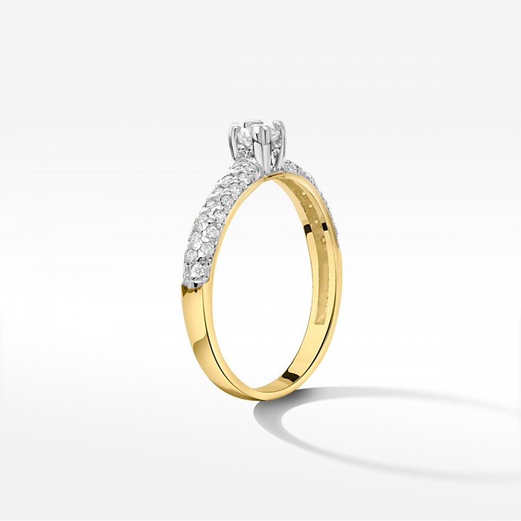 Pierścionek zaręczynowy z diamentami