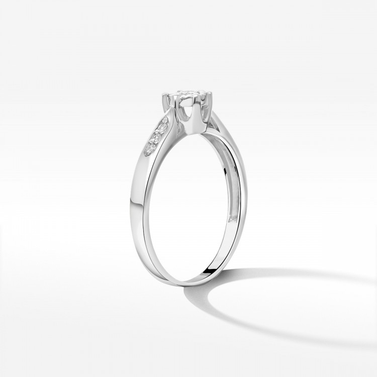 Pierścionek zaręczynowy z diamentami