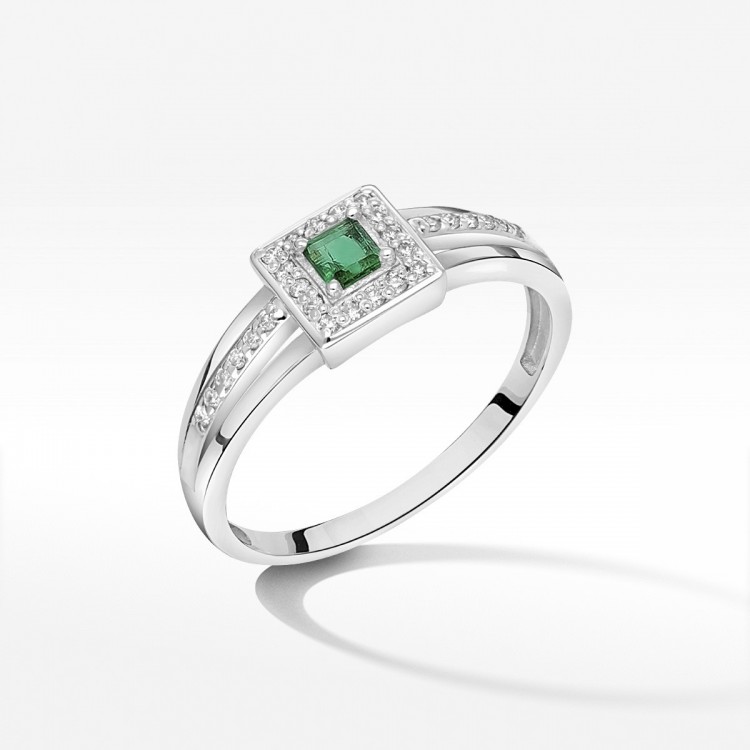 Zaręczynowy pierścionek z białego złota z szmaragdem