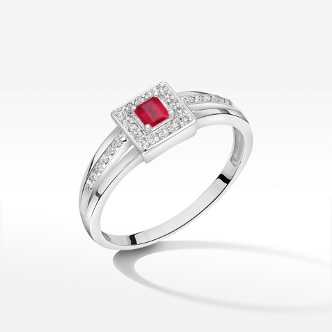 Złoty pierścionek z rubinem