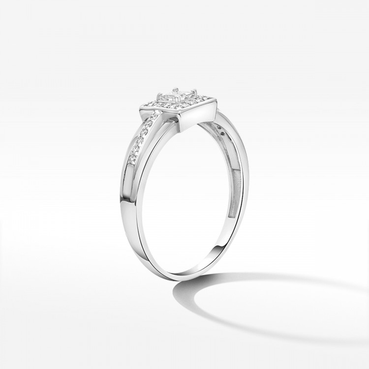 Pierścionek zaręczynowy z diamentami