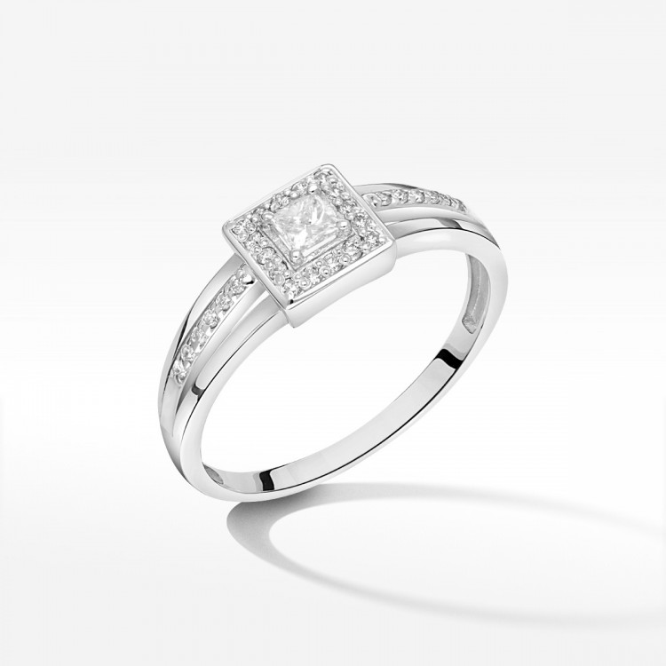 Pierścionek zaręczynowy z diamentami