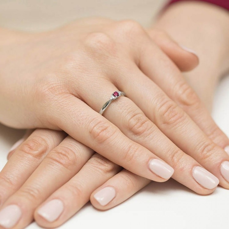 Pierścionek z rubinami i diamentami