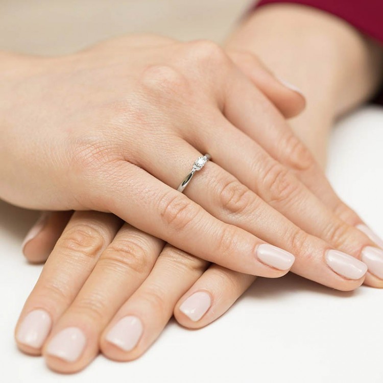 Złoty pierścionek z diamentami