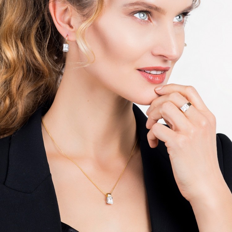 Złota zawieszka w kształcie litery V z cyrkoniami