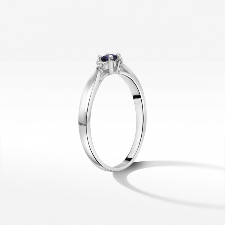 Złoty pierścionek z szafirami