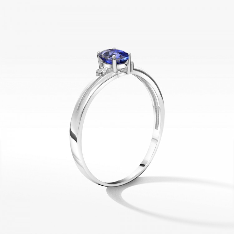 Złoty pierścionek z szafirem i diamentami