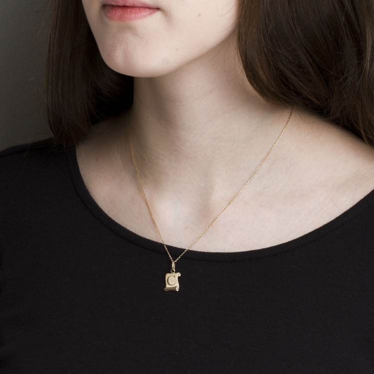 Zawieszka ze złota literka C