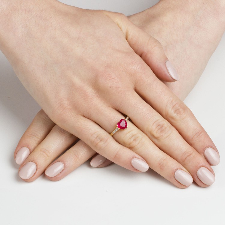 Pierścionek z rubinem w kształcie serca