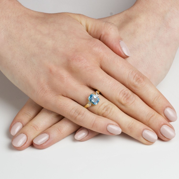 Złoty pierścionek z topazem