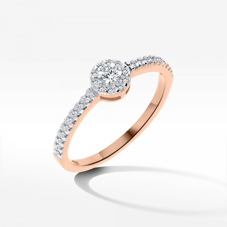 Pierścionek zaręczynowy z różowego złota zdobiony diamentami