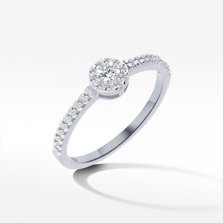 Pierścionek zaręczynowy z białego złota zdobiony diamentami