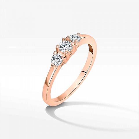 Pierścionek z trzema diamentami