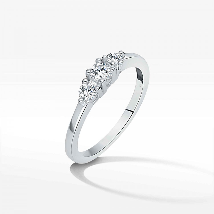 Pierścionek z trzema diamentami