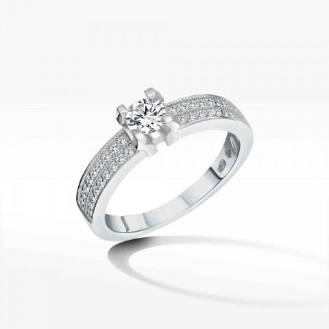 Pierścionek z białego złota z diamentami