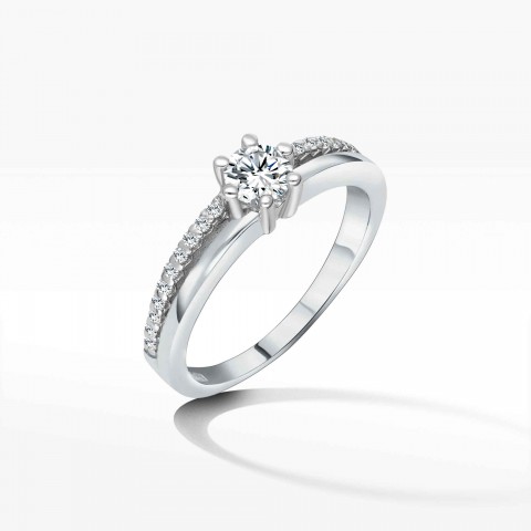 Pierścionek z białego złota z diamentami