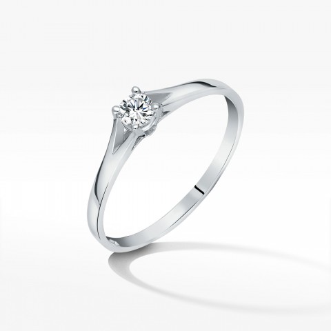 Pierścionek z białego złota z diamentem